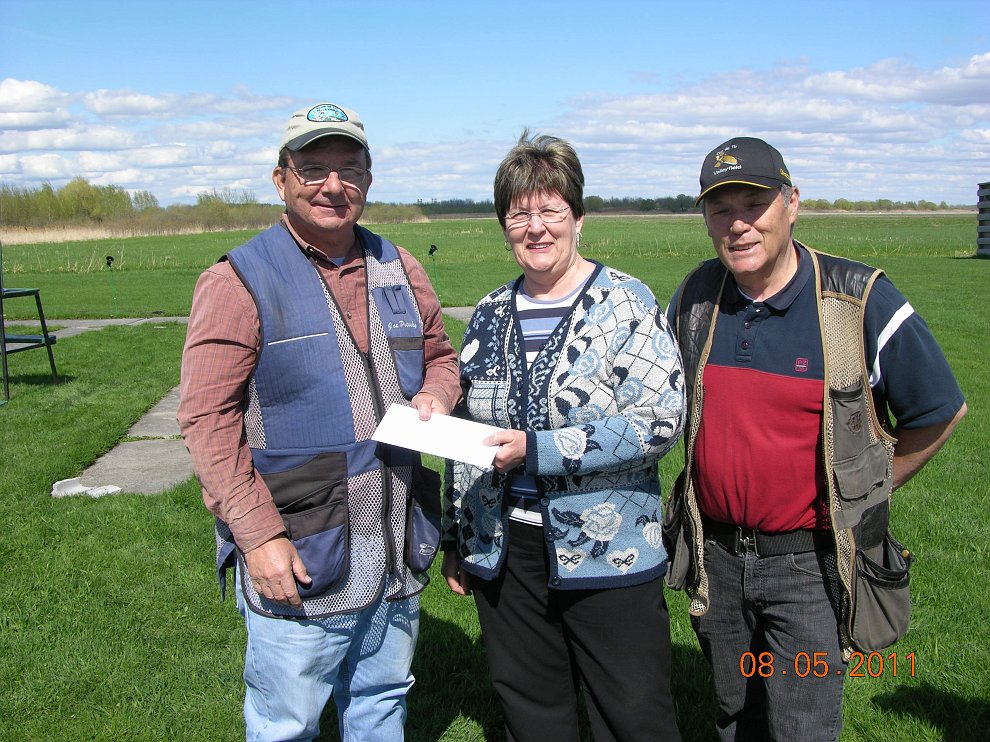 Lost target Fun Shoot 018.JPG - Joe Potosky (L) accepting shoot monies and a Club Valleyfield check donation from Susie Leblond for support of the Valleyfield club.